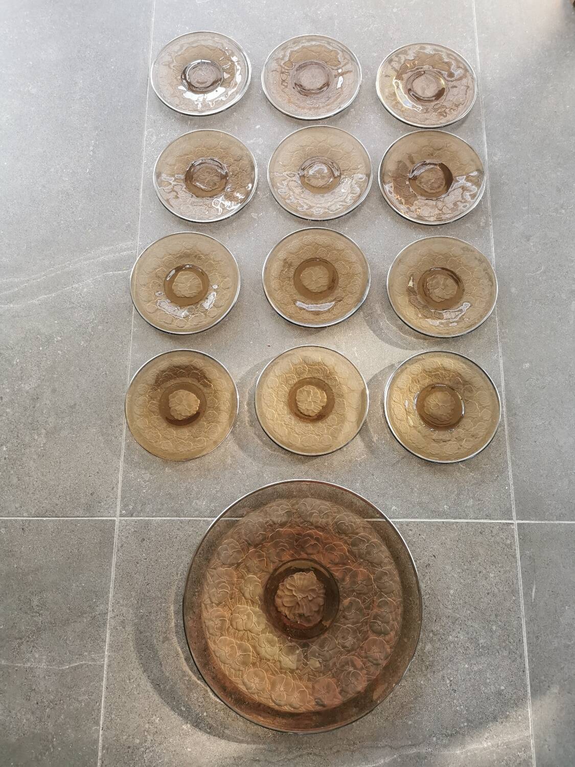 Suite de 12 assiettes et un plat art déco