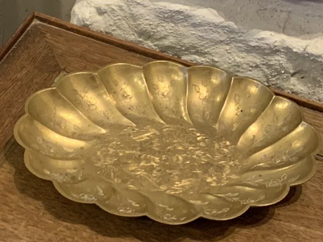 Empty small flat pocket in chiseled brass vintage floral pattern