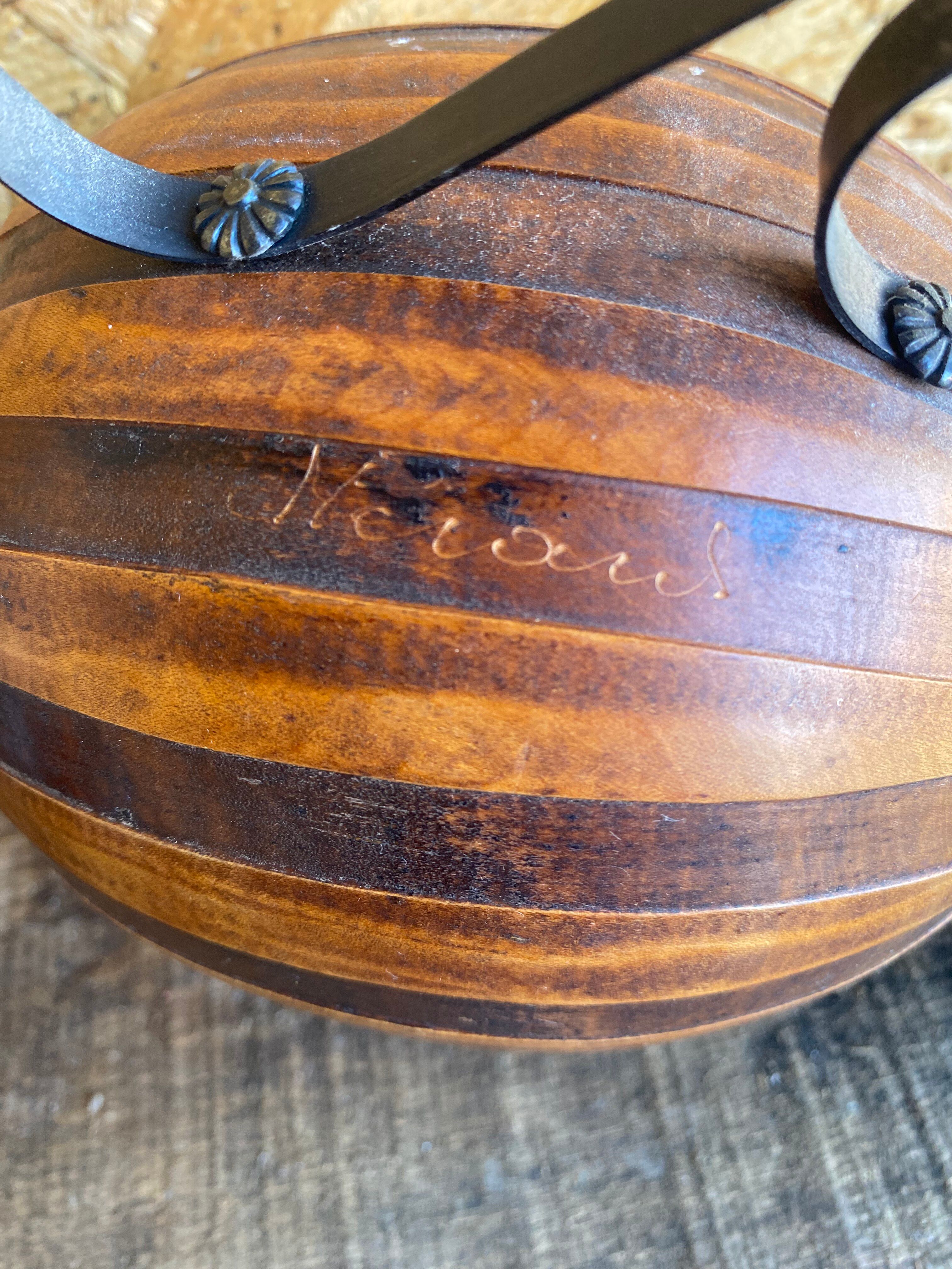 Pichet ancien J.Perard en bois et décor de vignes en métal