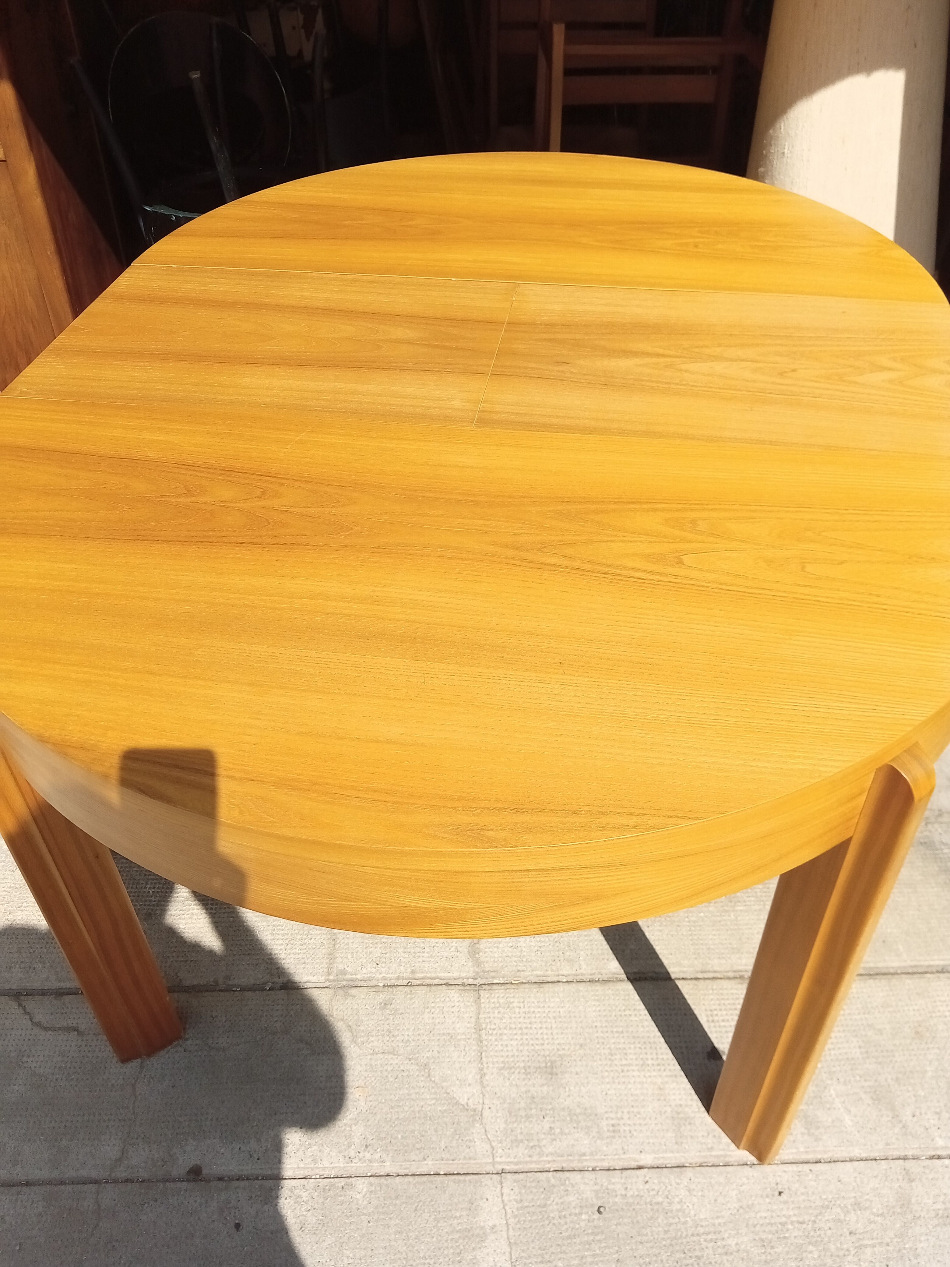 Table and six chairs in elm. Vintage