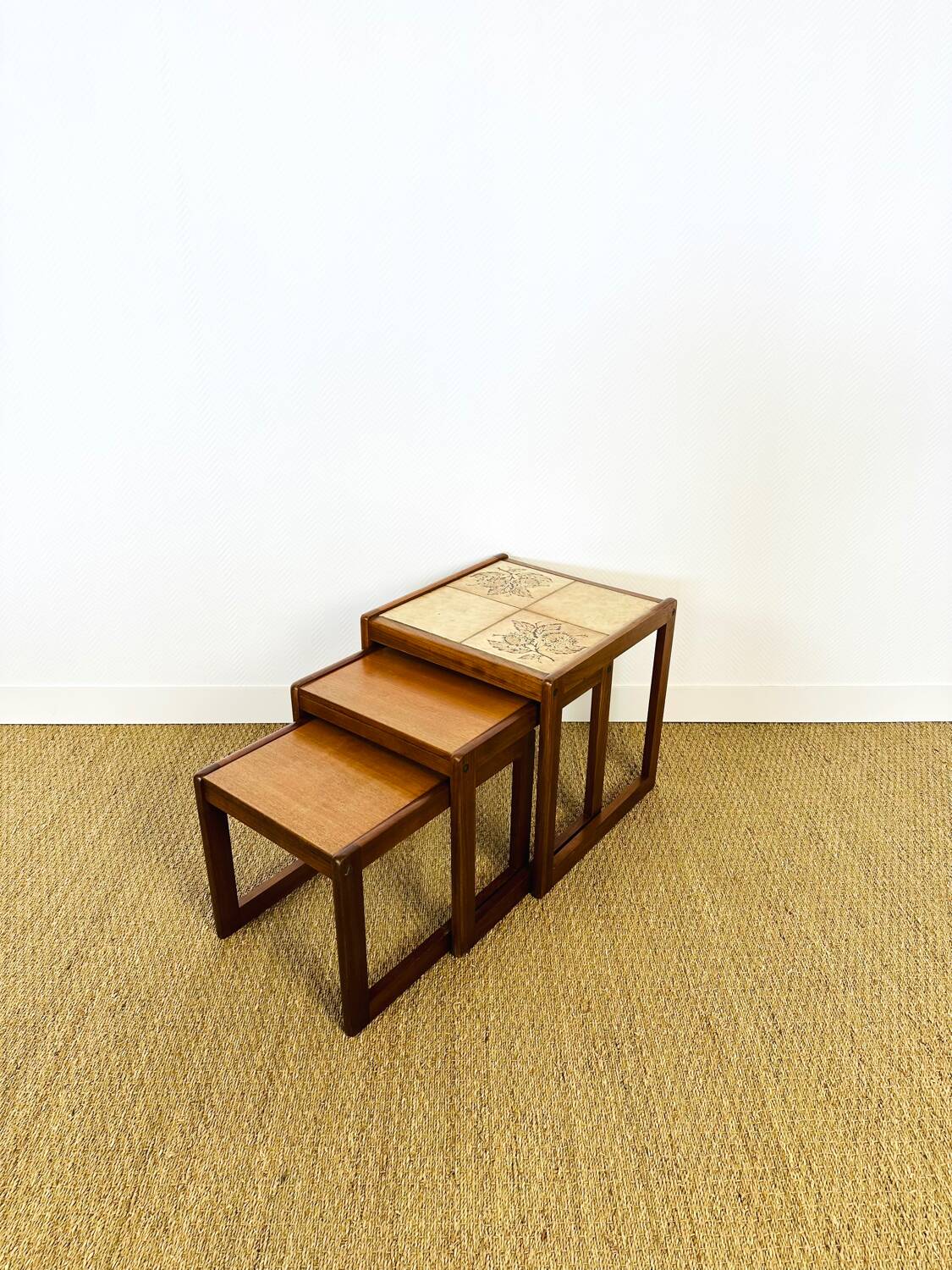 Nest of coffee tables in teak and ceramic
