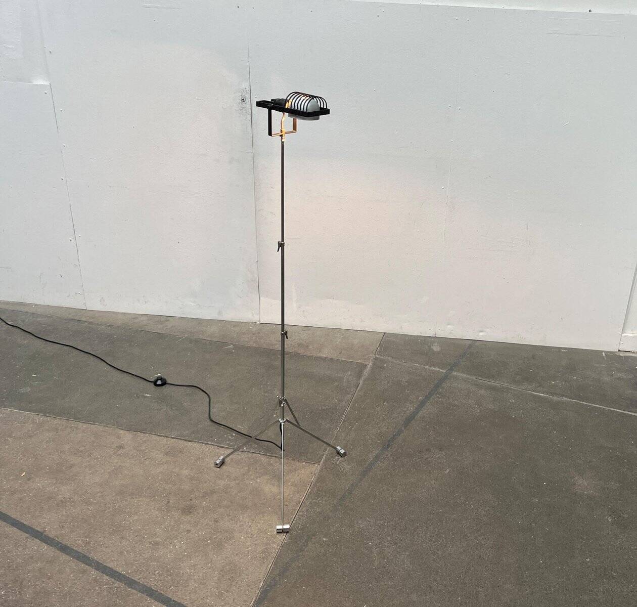 Vintage Italian Sintesi Terra folding floor lamp with tripod by Ernesto Gismondi for Artemide, 1970s.