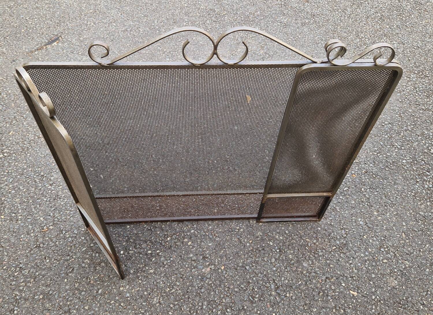 Metal fireplace screen