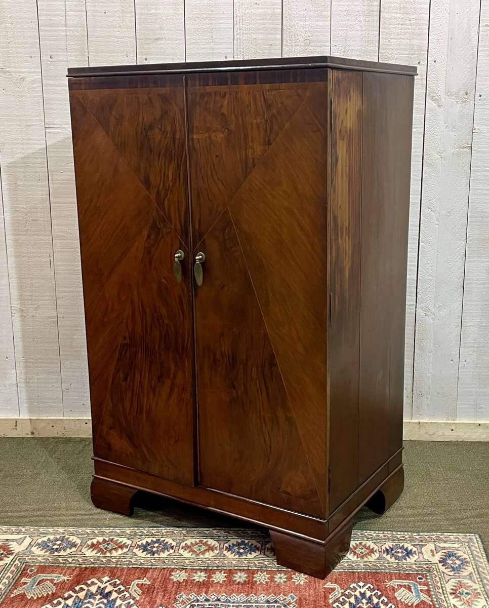 Buffet anglais en noyer des années 1930