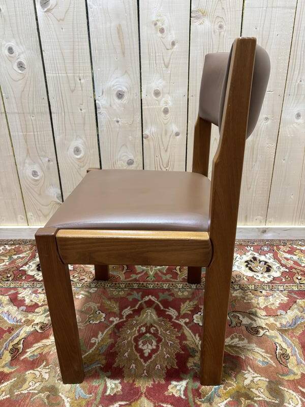 Série de 6 chaises dans le goût de Regain assises cuir