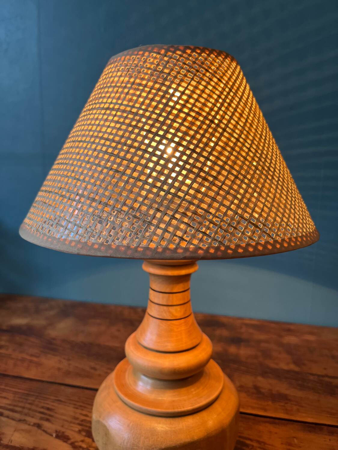 Table lamp with solid wood base, manual work