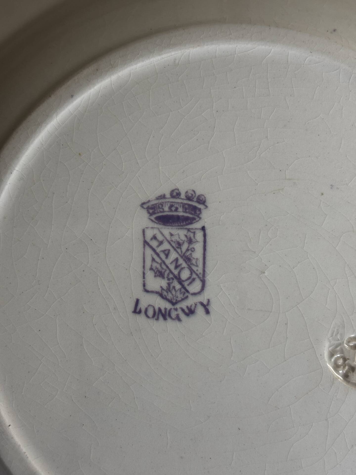 Ancienne assiette creuse en terre de fer Longwy Hanoï