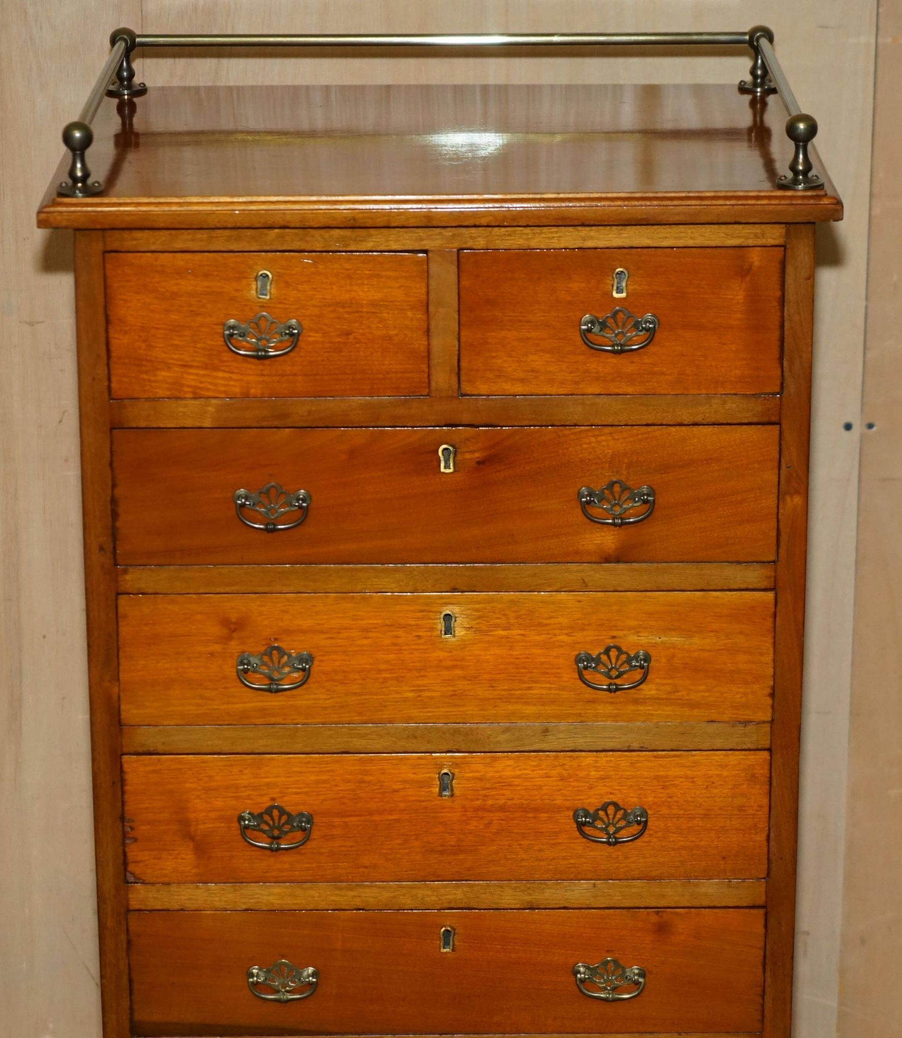 Commode haute victorienne en noyer avec galerie bronzée