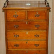 Commode haute victorienne en noyer avec galerie bronzée