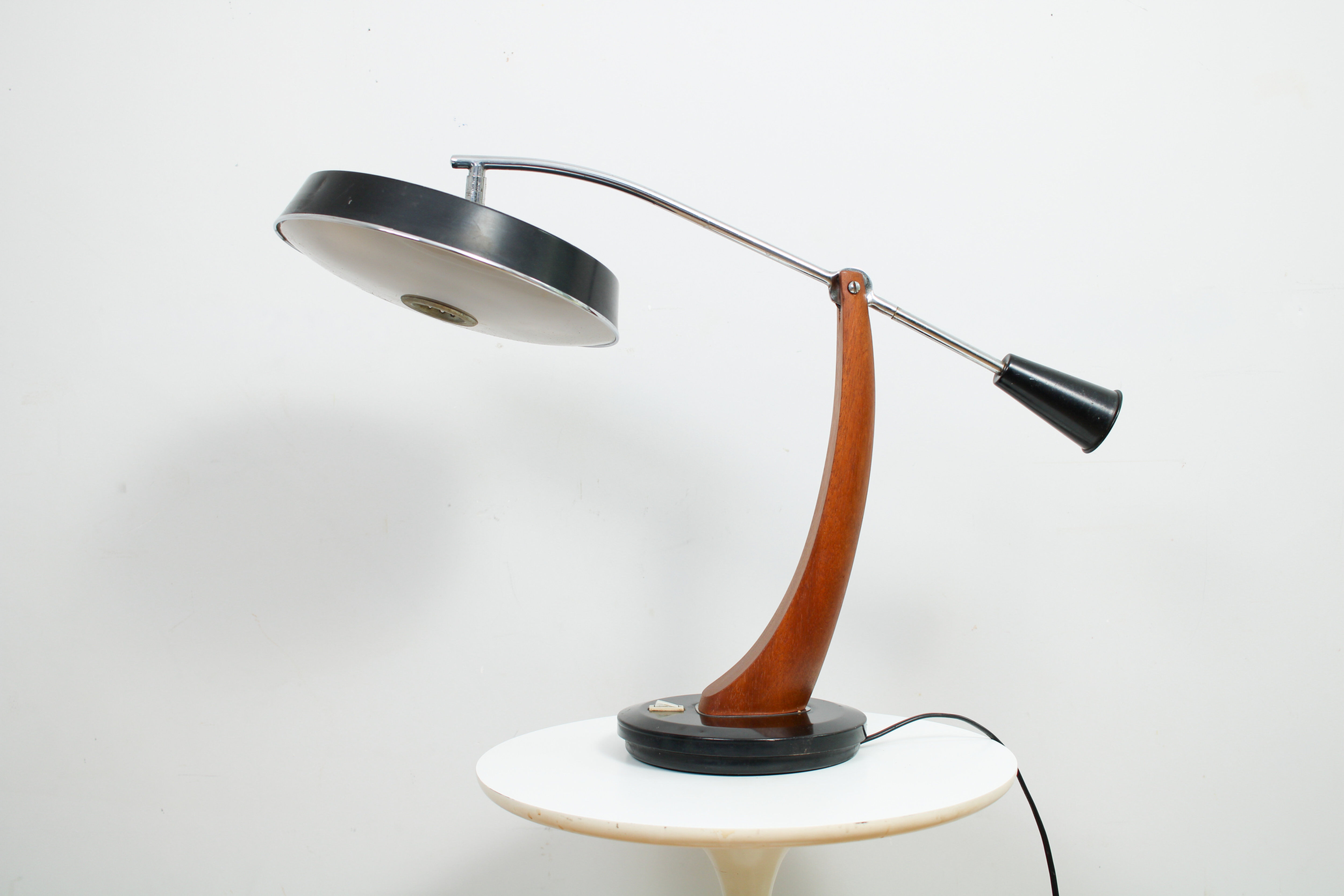 FASE President Pendulum in black with a walnut base