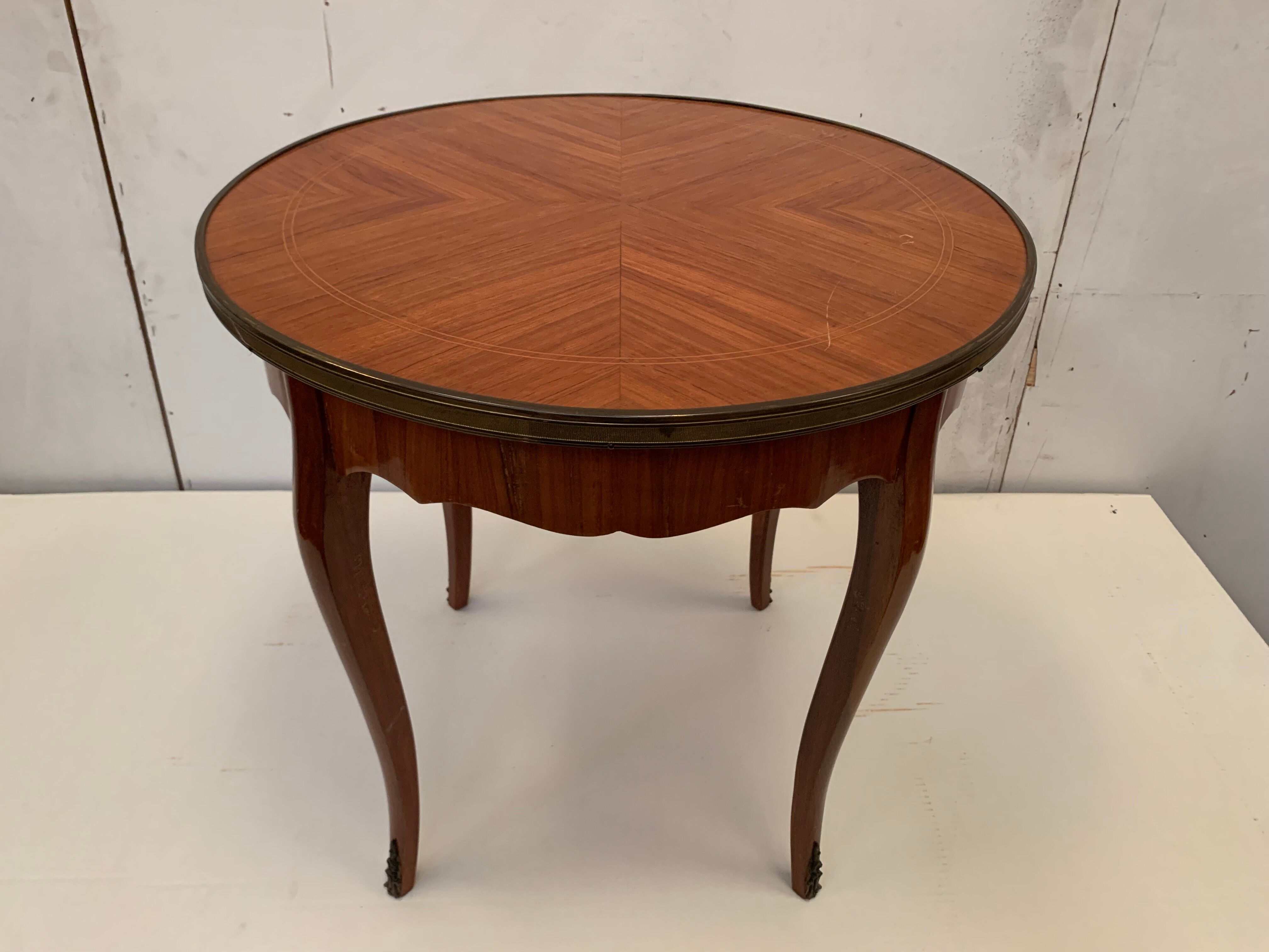 Round pedestal table Louis XV style veneer of rosewood XX century