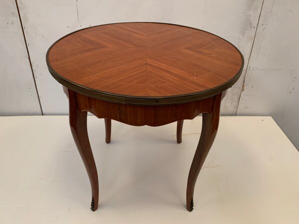 Guéridon rond de style Louis XV en placage de bois de rose XX siècle