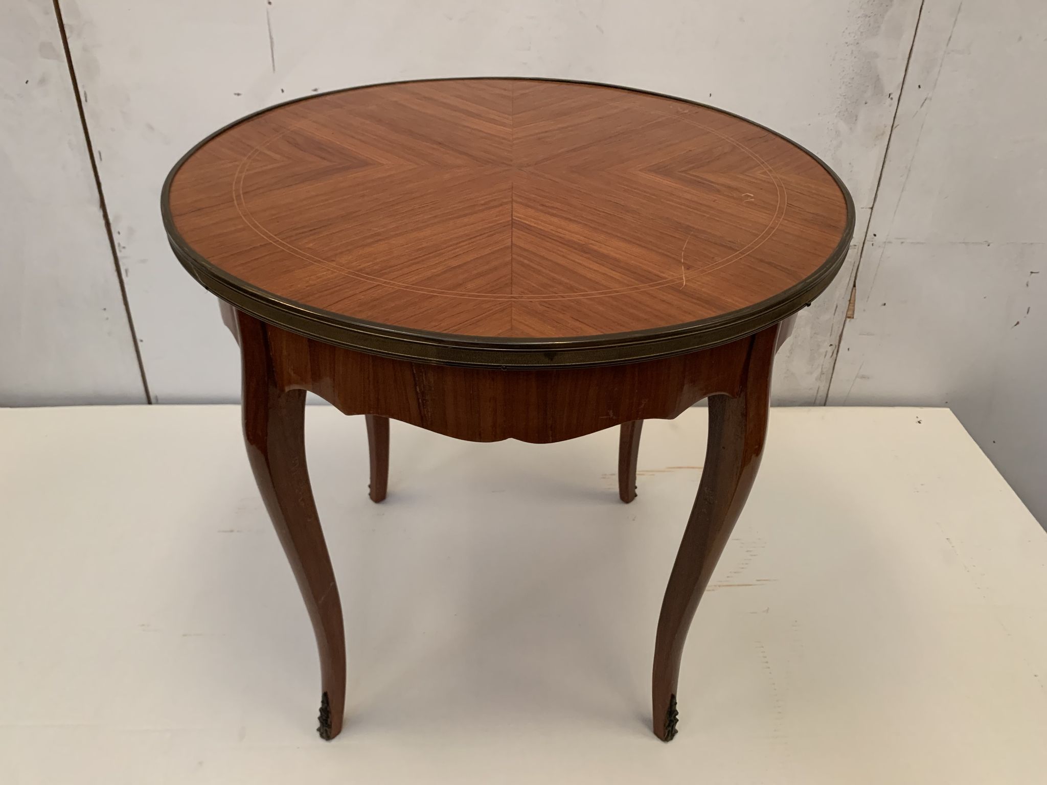 Round pedestal table Louis XV style veneer of rosewood XX century