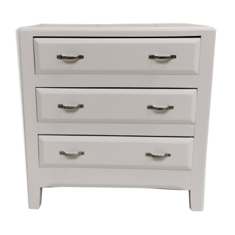 White chest of drawers