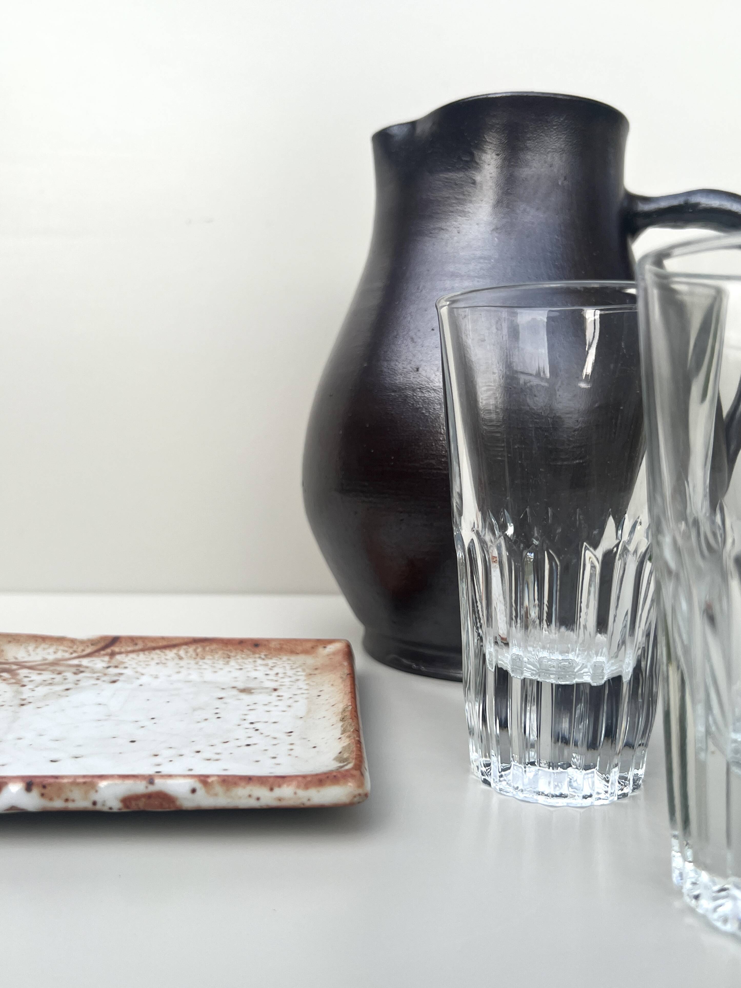 carafe / vase en gres noir ourné, France 1950