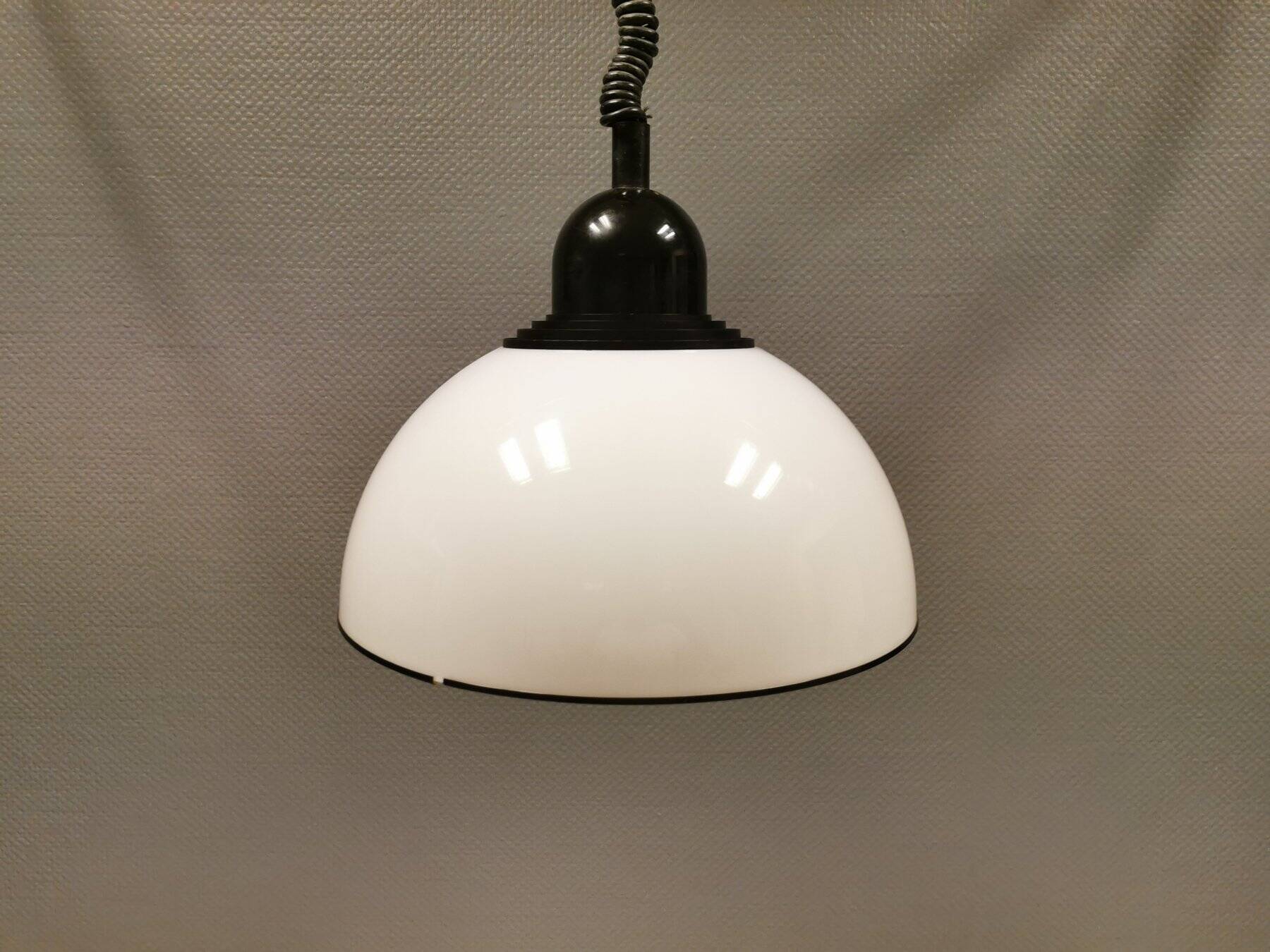 Lampe suspendue, en plastique blanc laiteux avec dessus/suspension noir, probablement danoise.