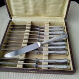 Coffret de 11 couteaux à fromage ou dessert métal argenté et acier inoxydable croix de malte
