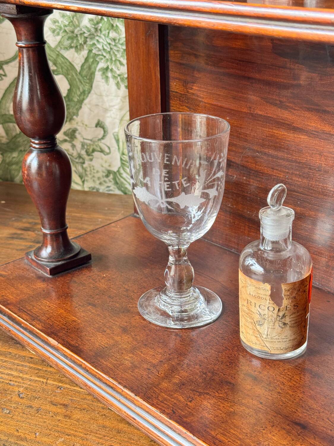 Elegant Victorian mahogany wall shelf. Late 19th century.