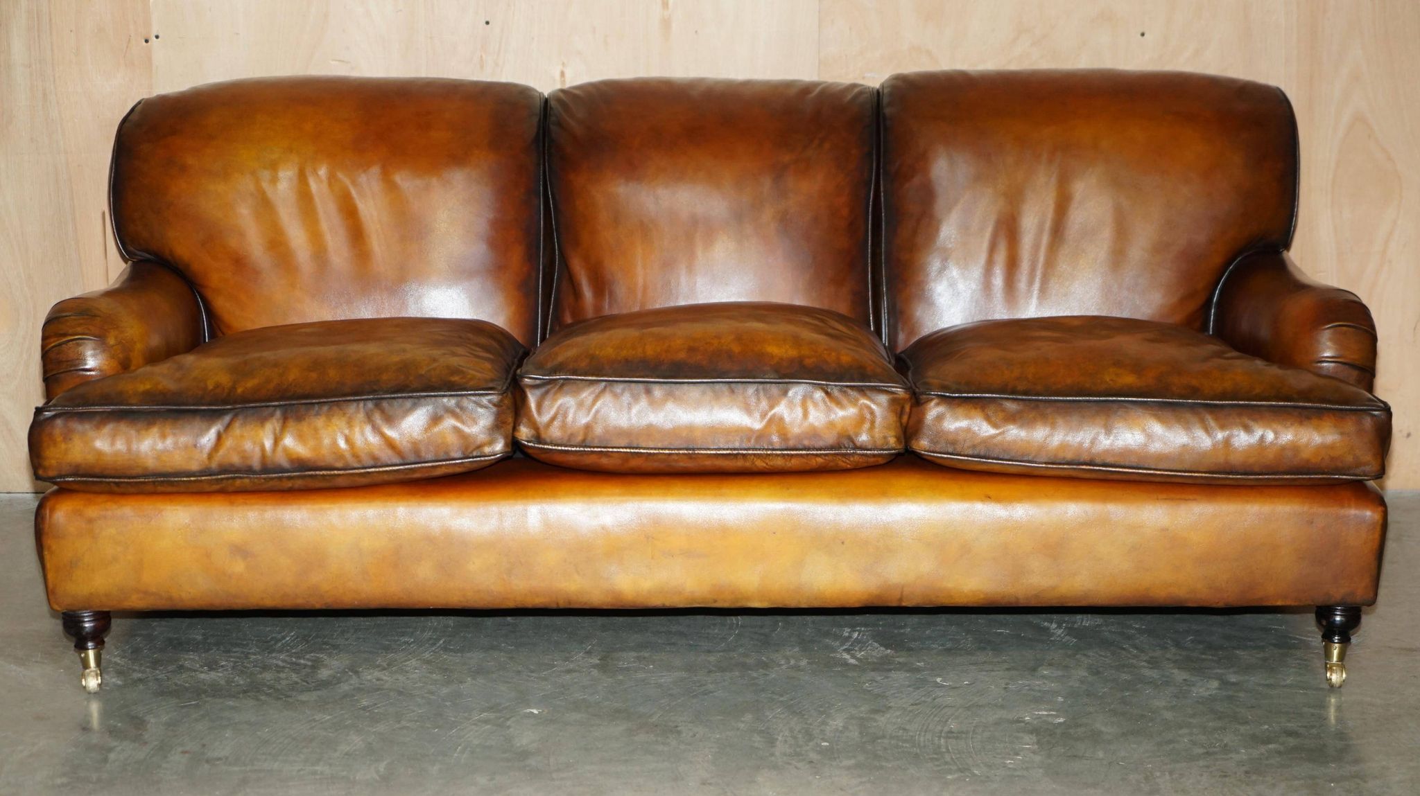 Restored leather Howard & Son canapé style, 204 cm