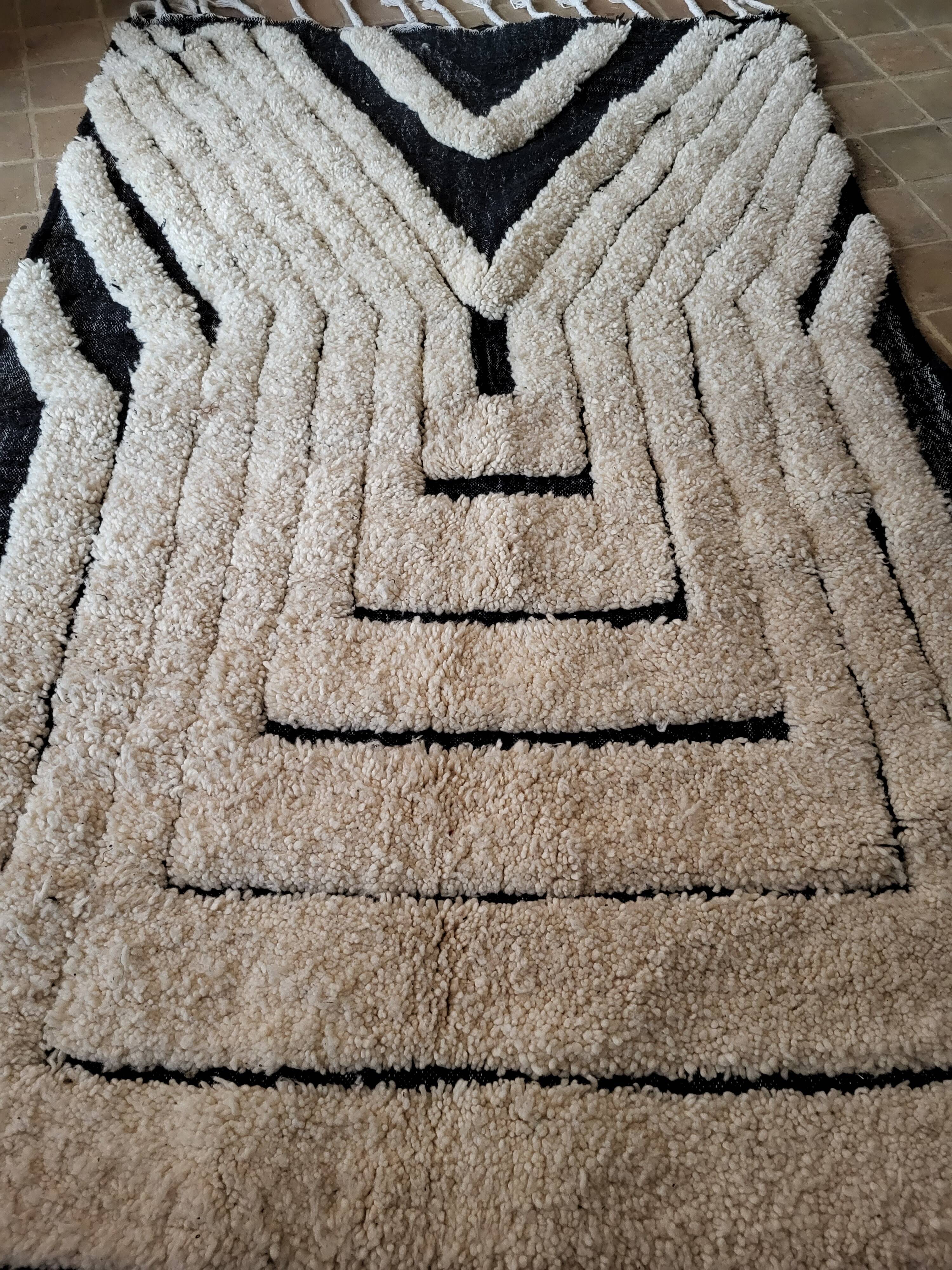 BENI OUARAIN CARPET patterns 250 X 150 cm black and beige