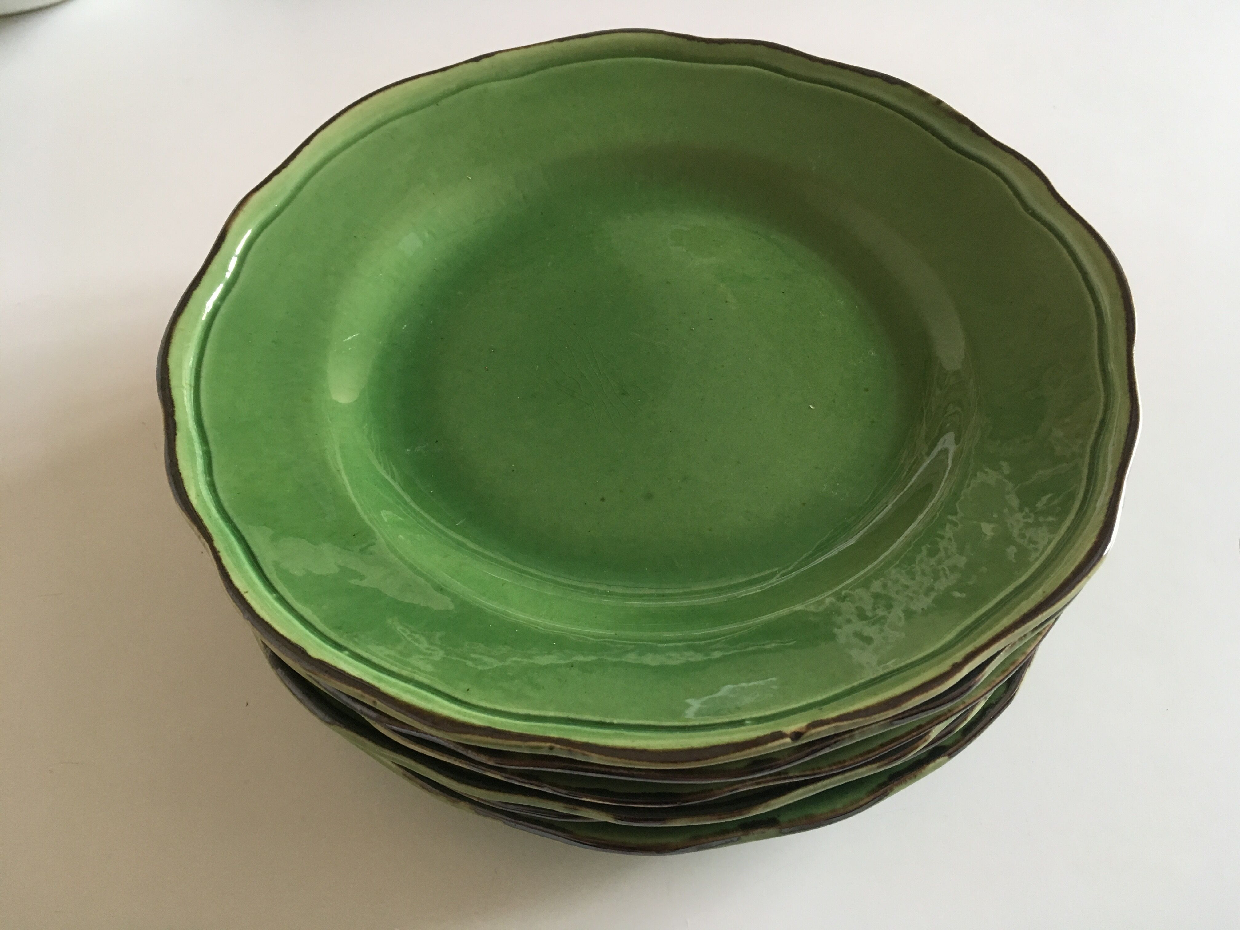 Set d'assiettes à godrons en terre émaillée vert Provence