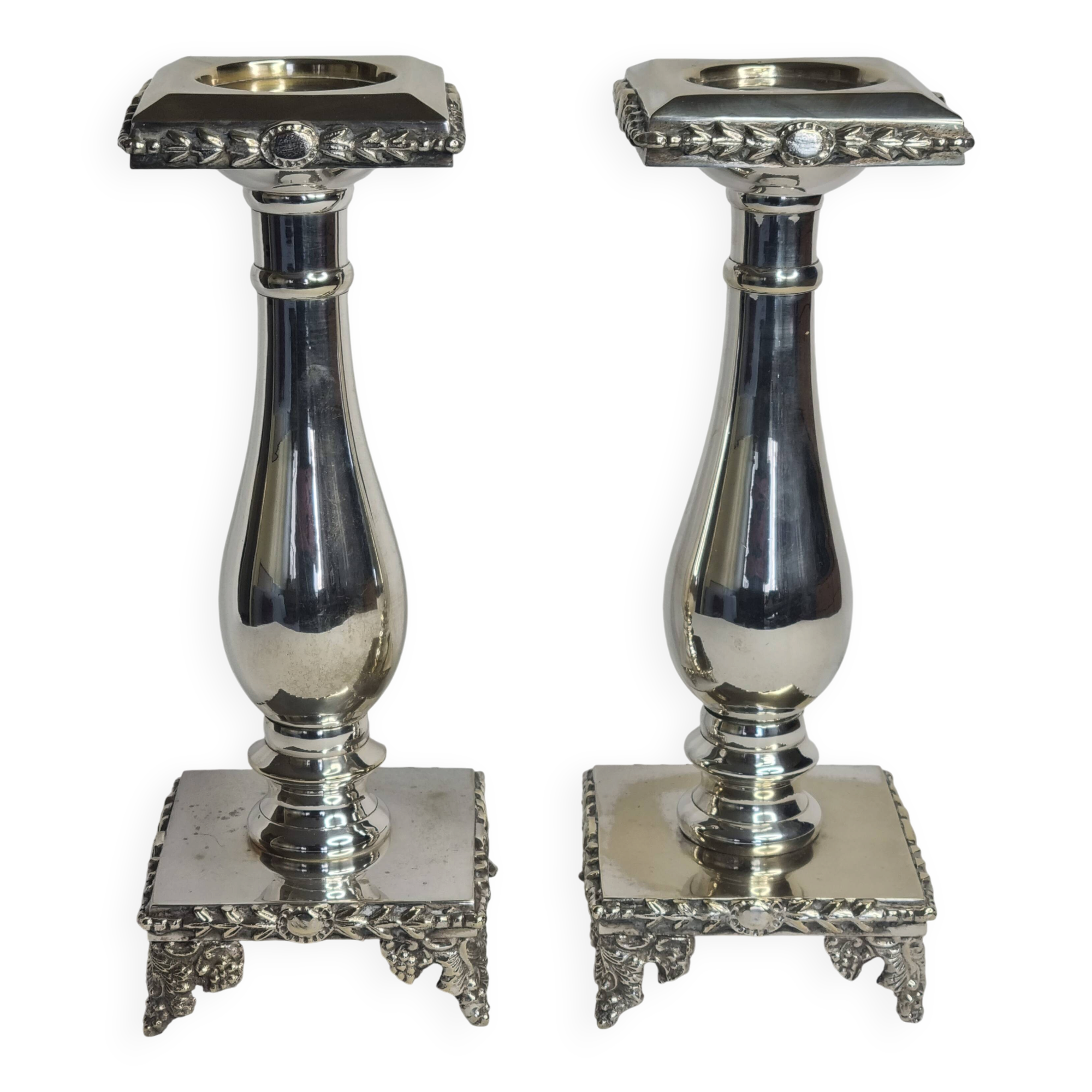 Paire de flambeaux style Louis XVI en métal argenté à plateformes 29 cm
