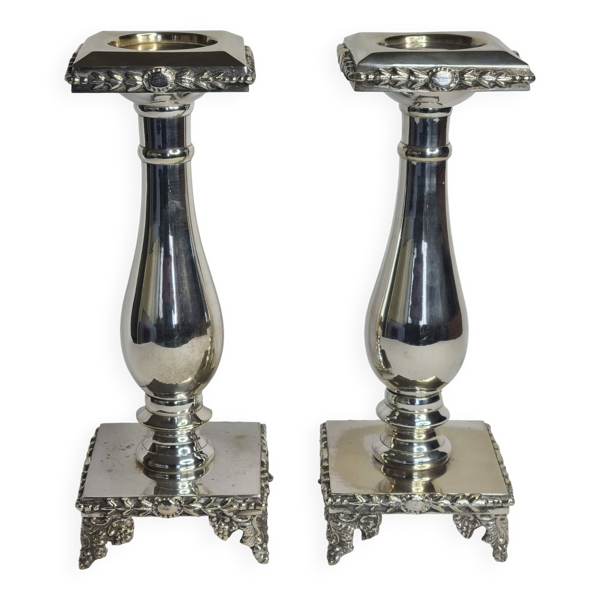 Paire de flambeaux style Louis XVI en métal argenté à plateformes 29 cm