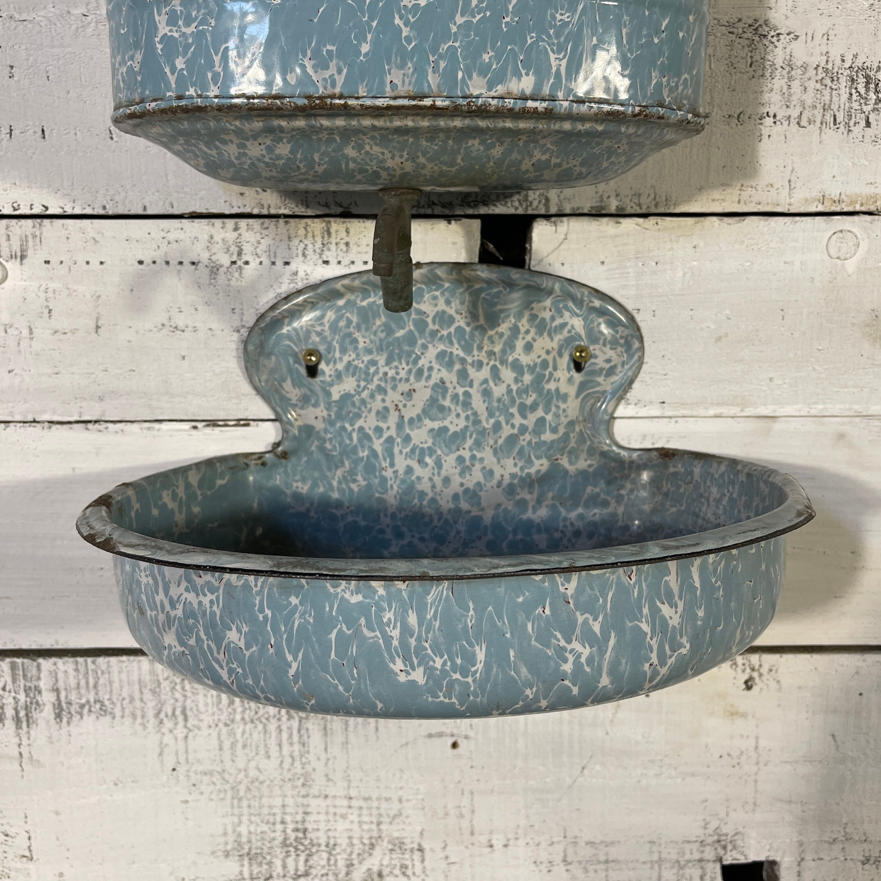 Fountain with washbasin