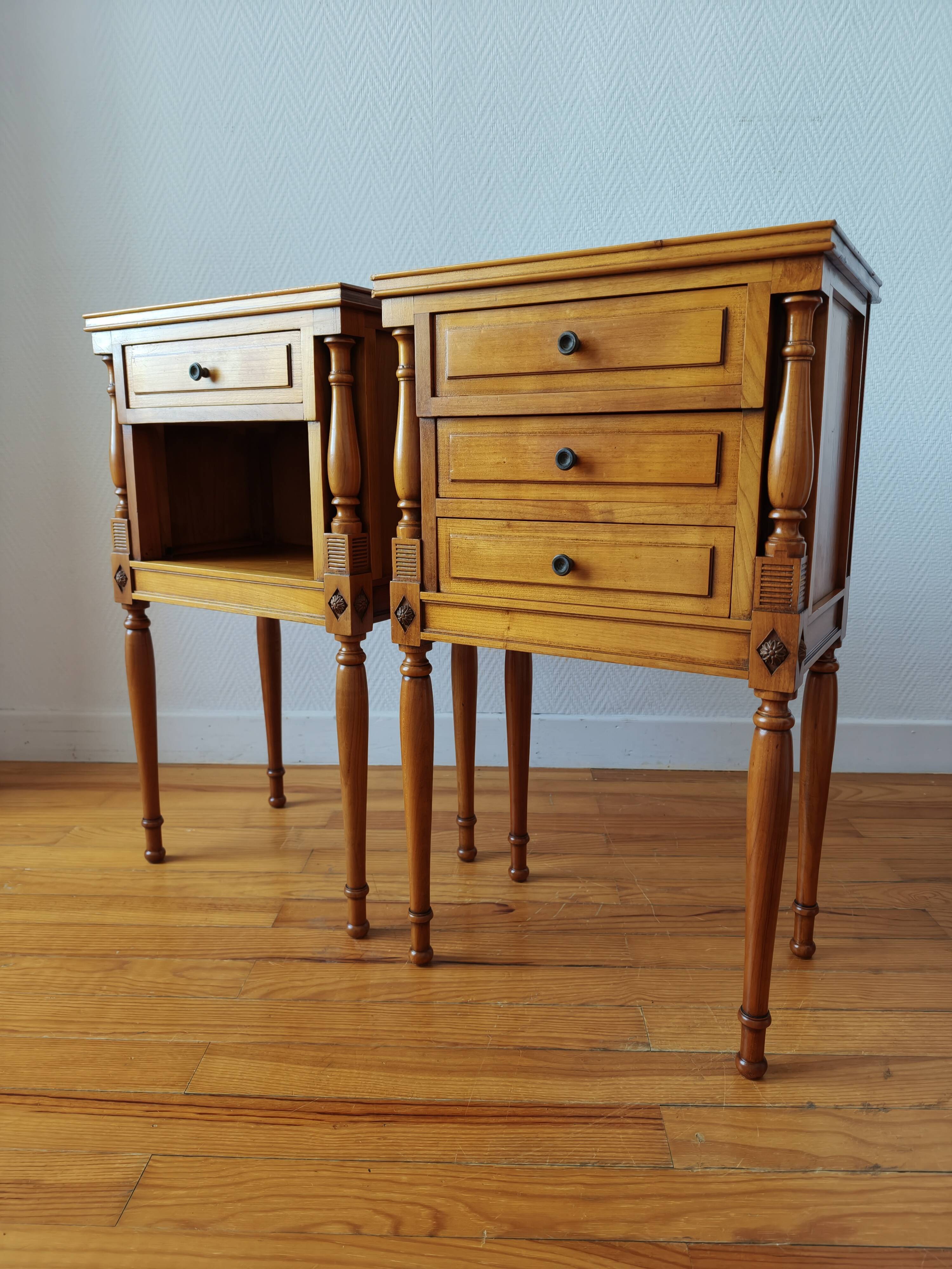 Paire de tables chevet françaises de style Louis XVI