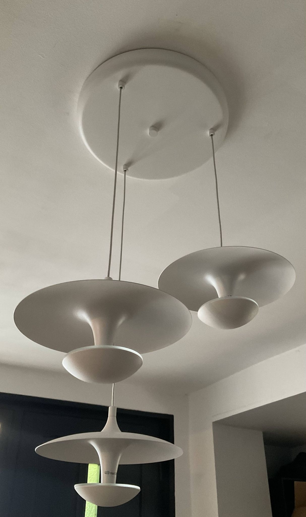 Suspension cascade design 3 white metal saucers