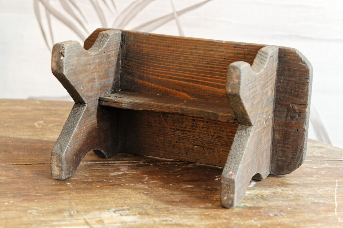 Marche pied en bois brut