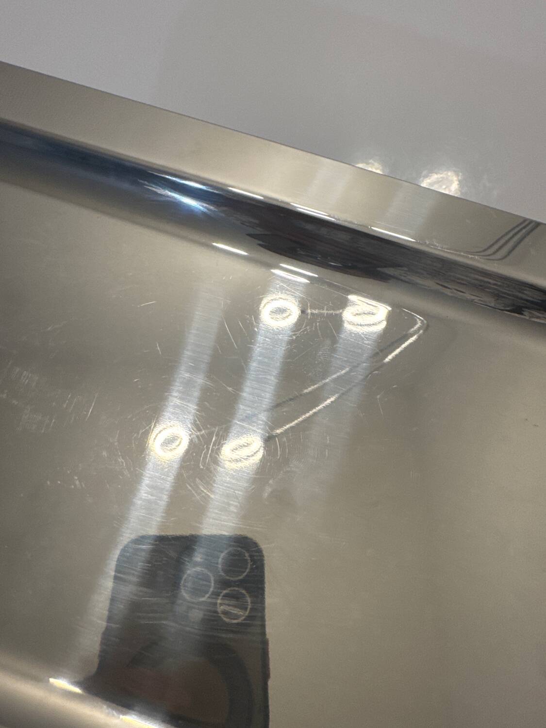 Grand plateau design en inox signé morinox, typique du style des année