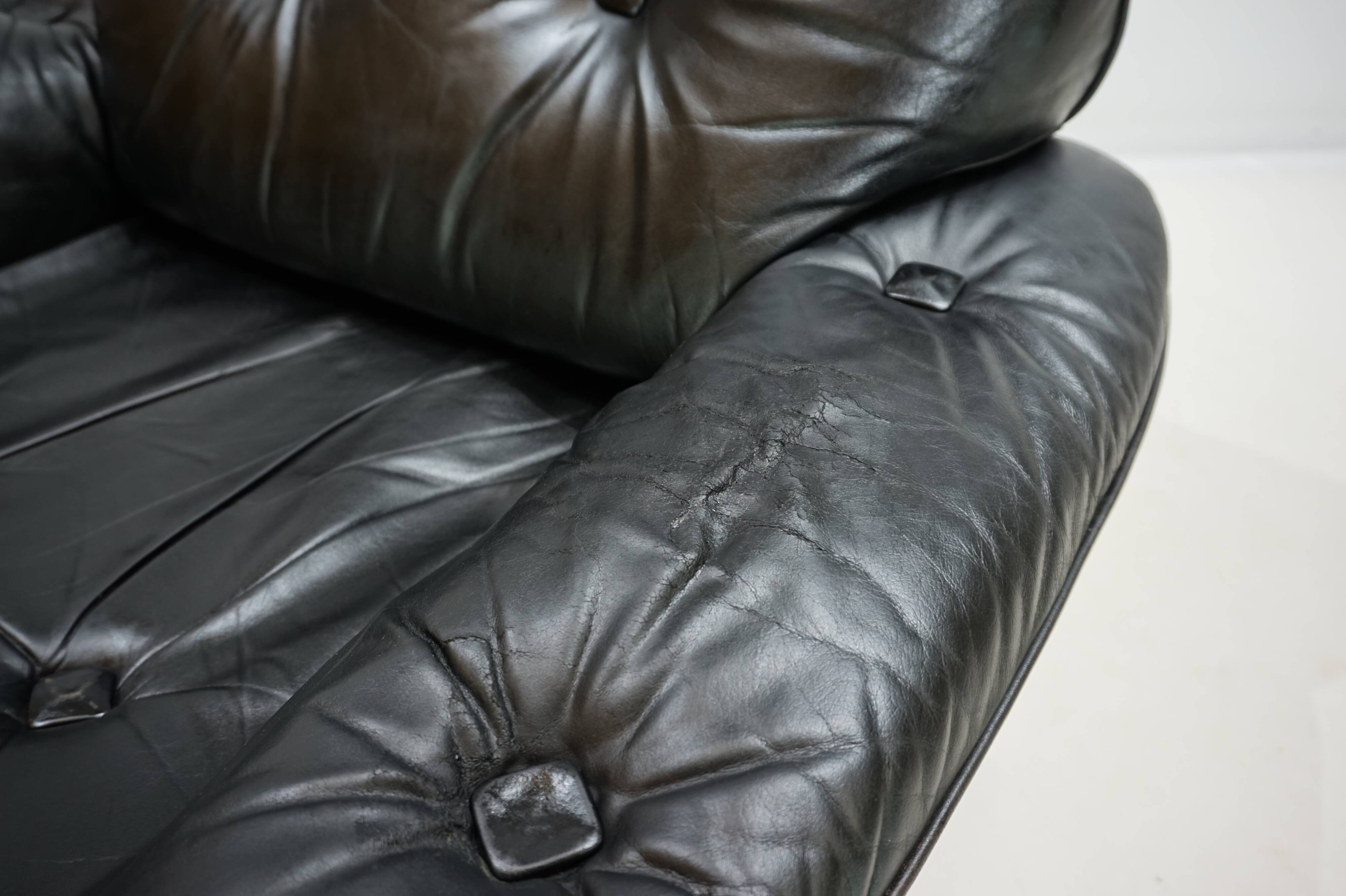 Fauteuil brutaliste cuir et chêne, 1960