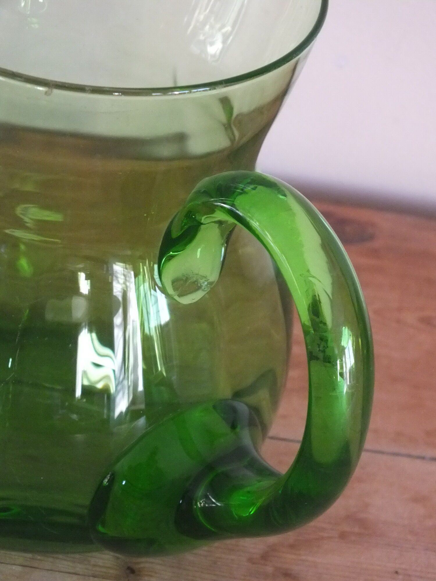 Pichet ou broc à eau en verre ouraline couleur vert ancien