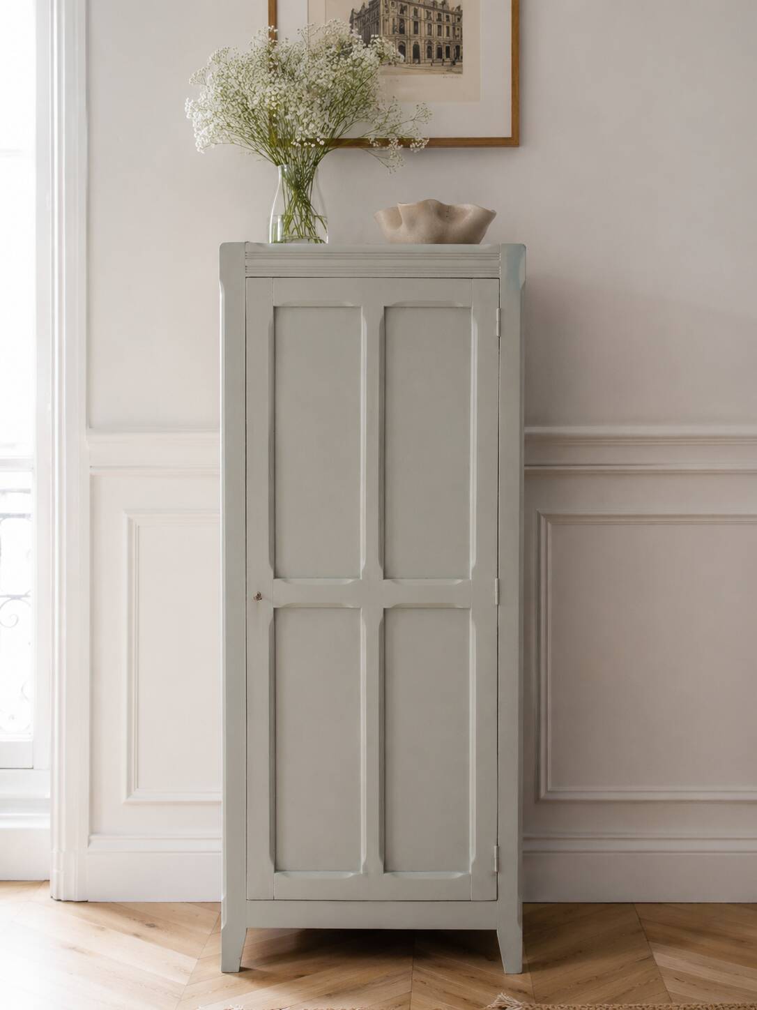 Armoire parisienne vintage réenchantée en vert de gris.