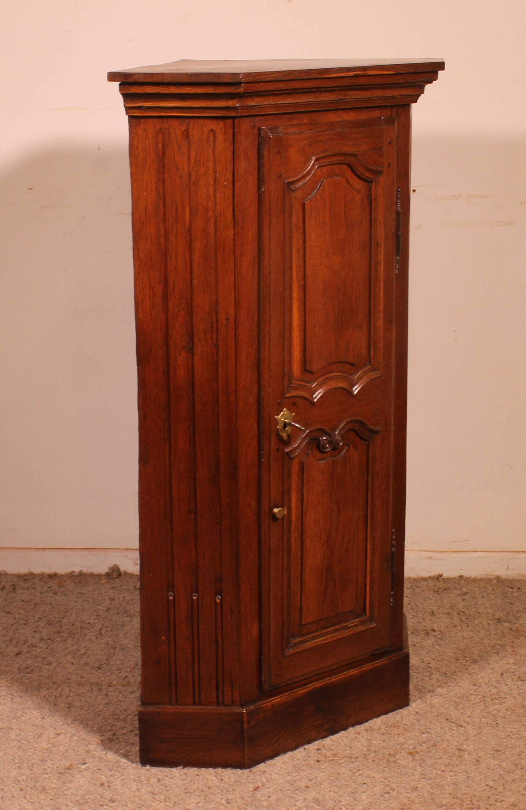 Corner Cabinet in Oak Louis XV - 18th Century