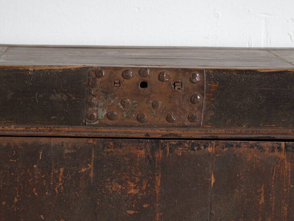 Buffet chinois ancien en bois massif avec patine d’origine – Chine, vers 1930