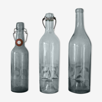 Trio de bouteilles en verre anciennes
