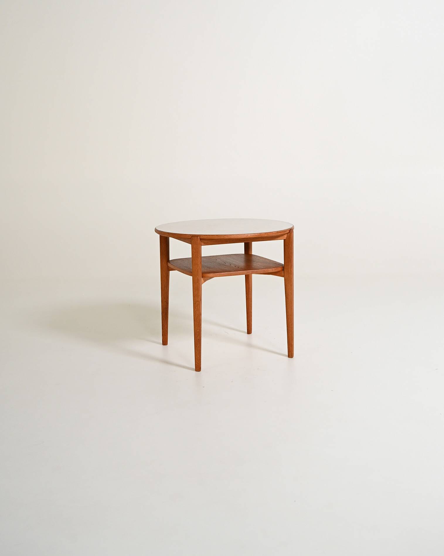 Table d'appoint en chêne et stratifié, Ferdinand Lundqvist, années 1950-1960.