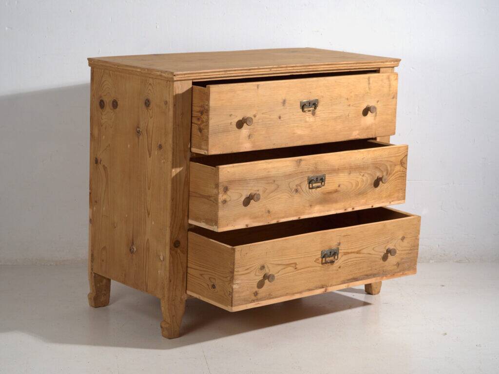 Commode centre-européenne à trois tiroirs en pin lavé – Europe centrale, vers 1900