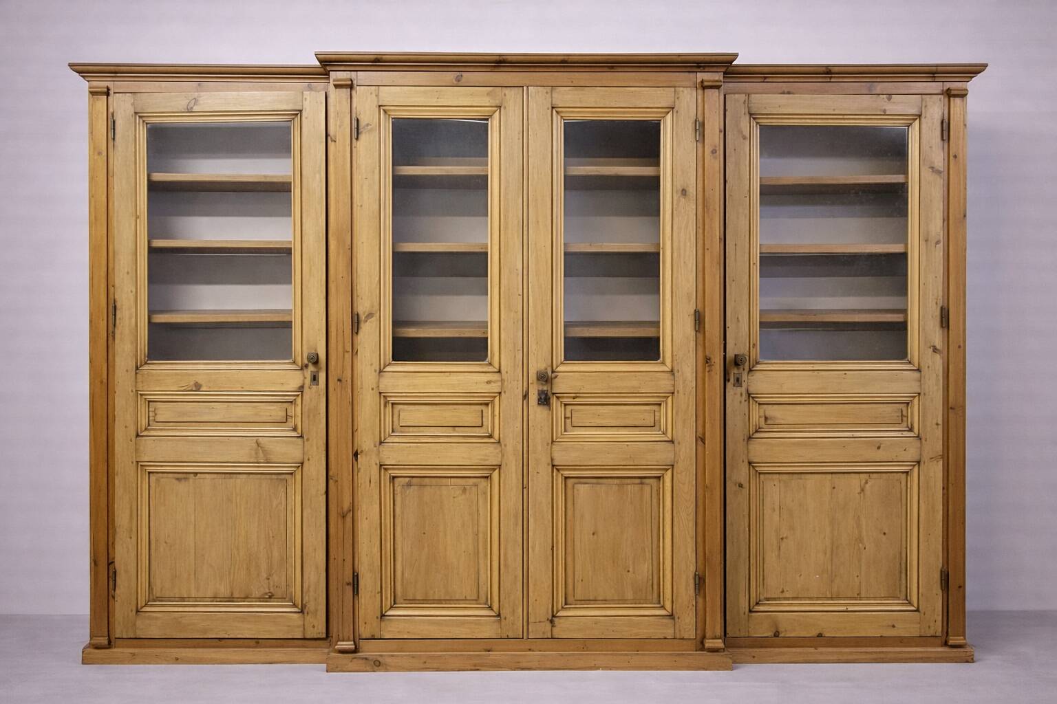 Monumental library of pine wood, from the 19th century.