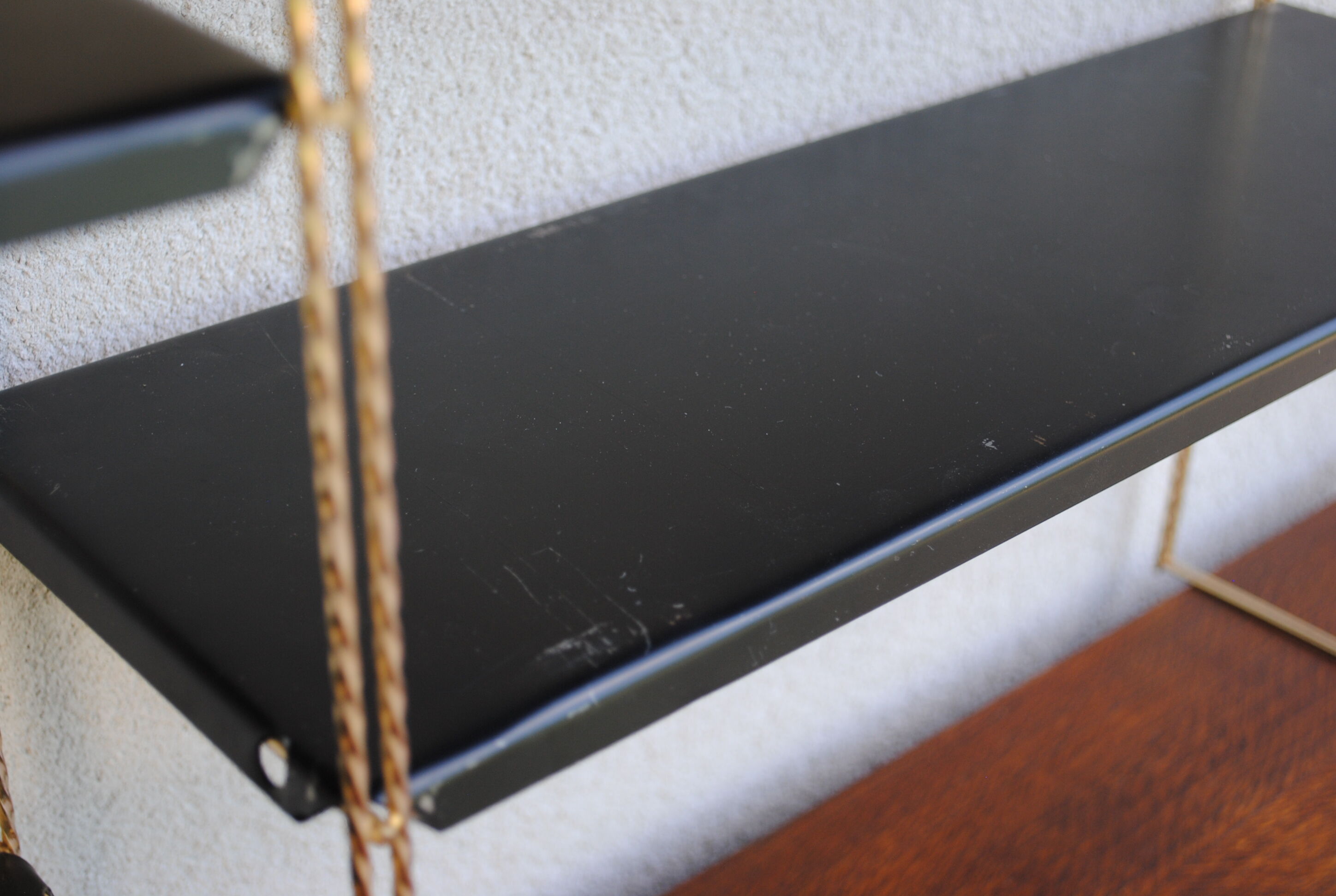 Shelf wall metal string