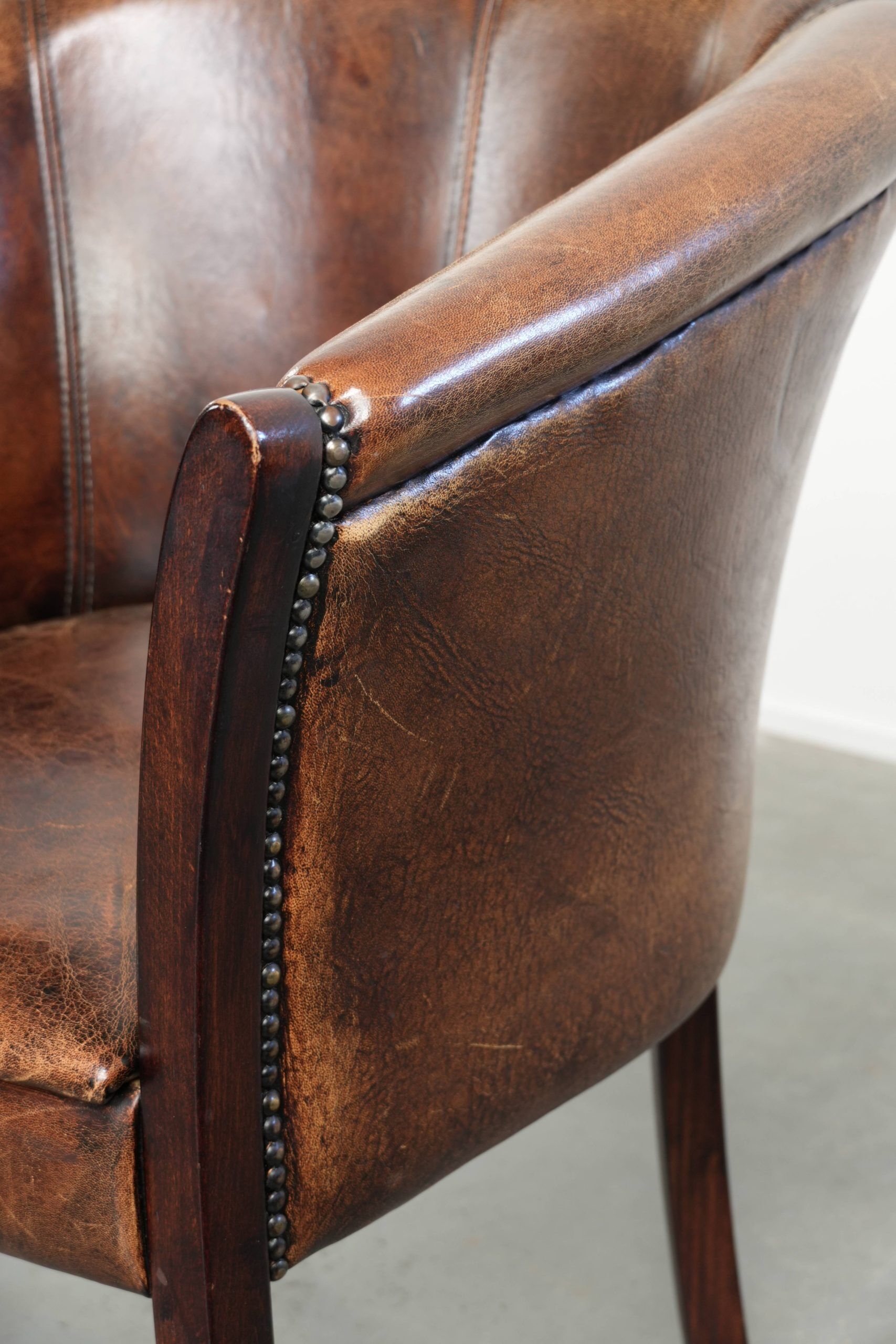 Ensemble de deux fauteuils en peau de mouton / fauteuils tubulaires avec une belle patine.