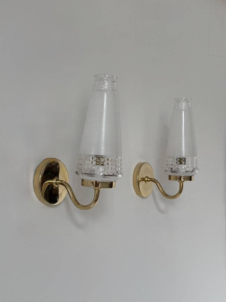 Pair of vintage wall lights in glass and brass, France, 1970.