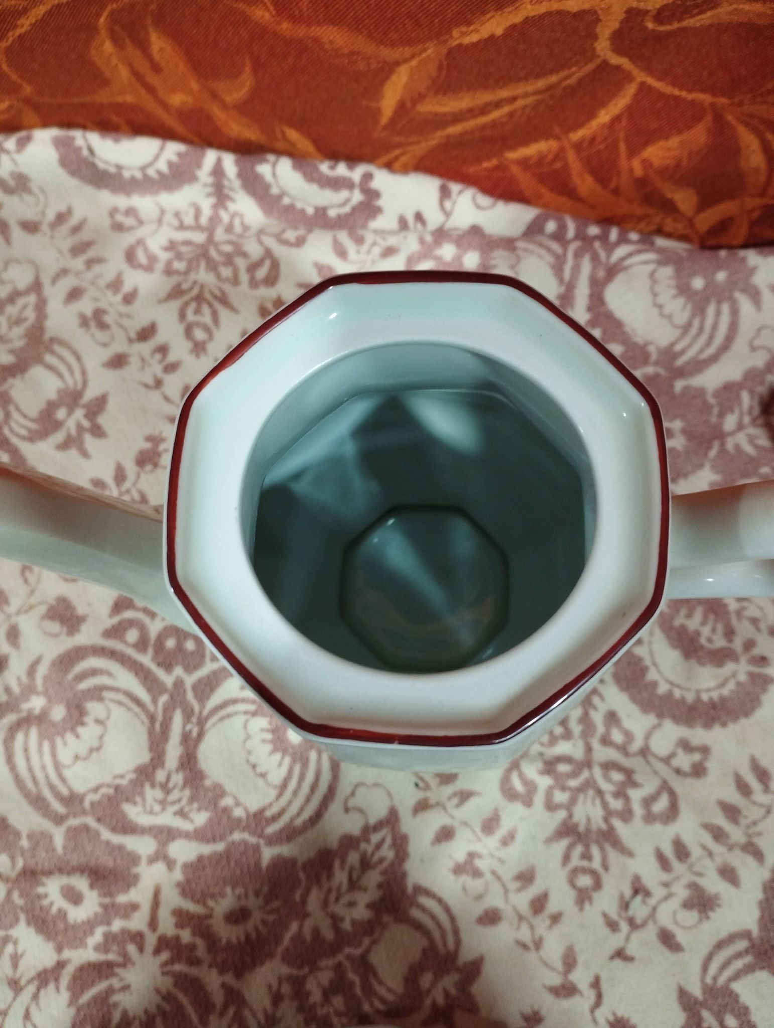 ancienne  cafetière en faïence blanche et liseré rouge