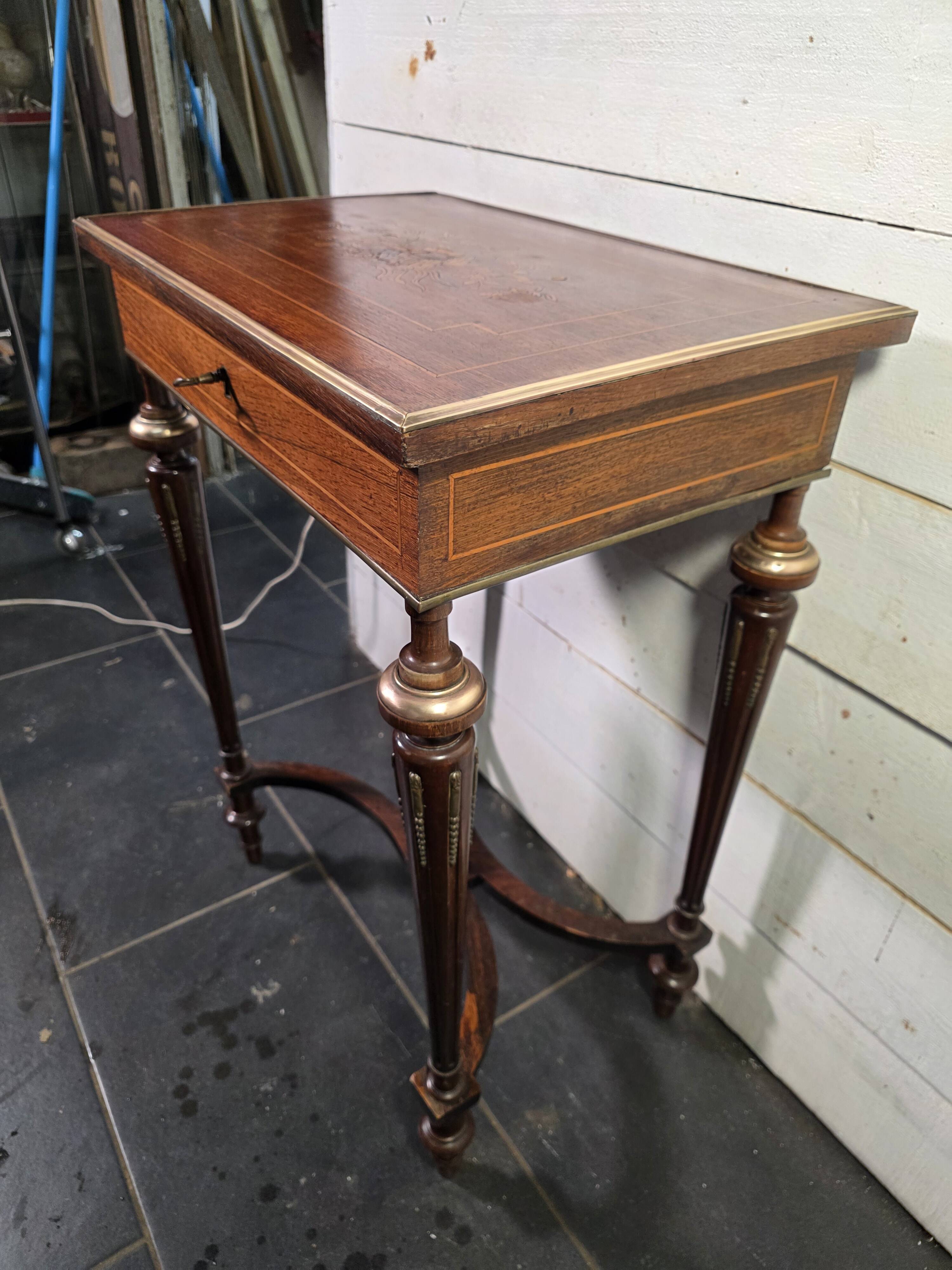 Napoleon III hairdresser in walnut and brass marquetry from the 19th century.