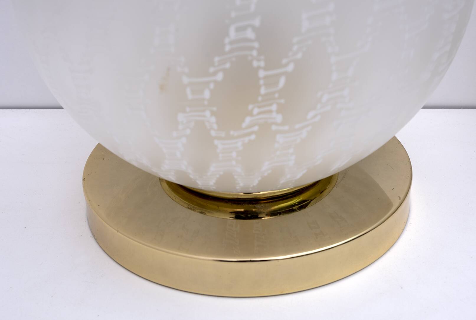 Paire de lampes de table boule en laiton et verre de Murano, style italien moderne du milieu du siècle