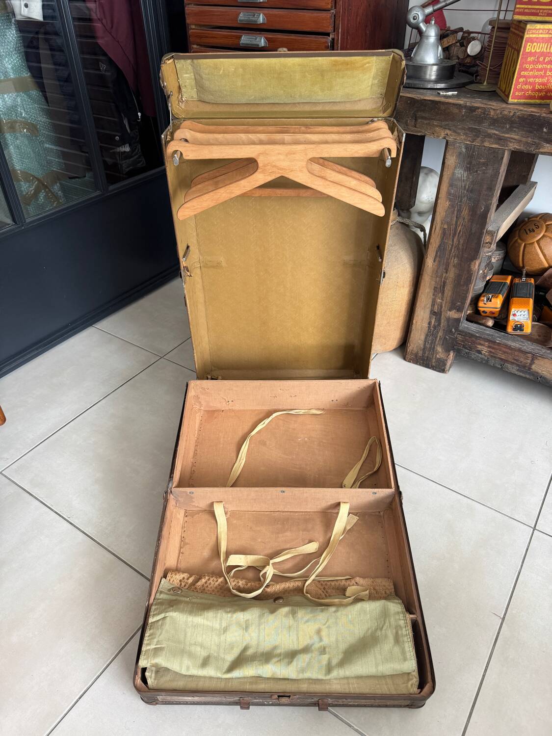 Vintage 50s cabin trunk with wooden hangers