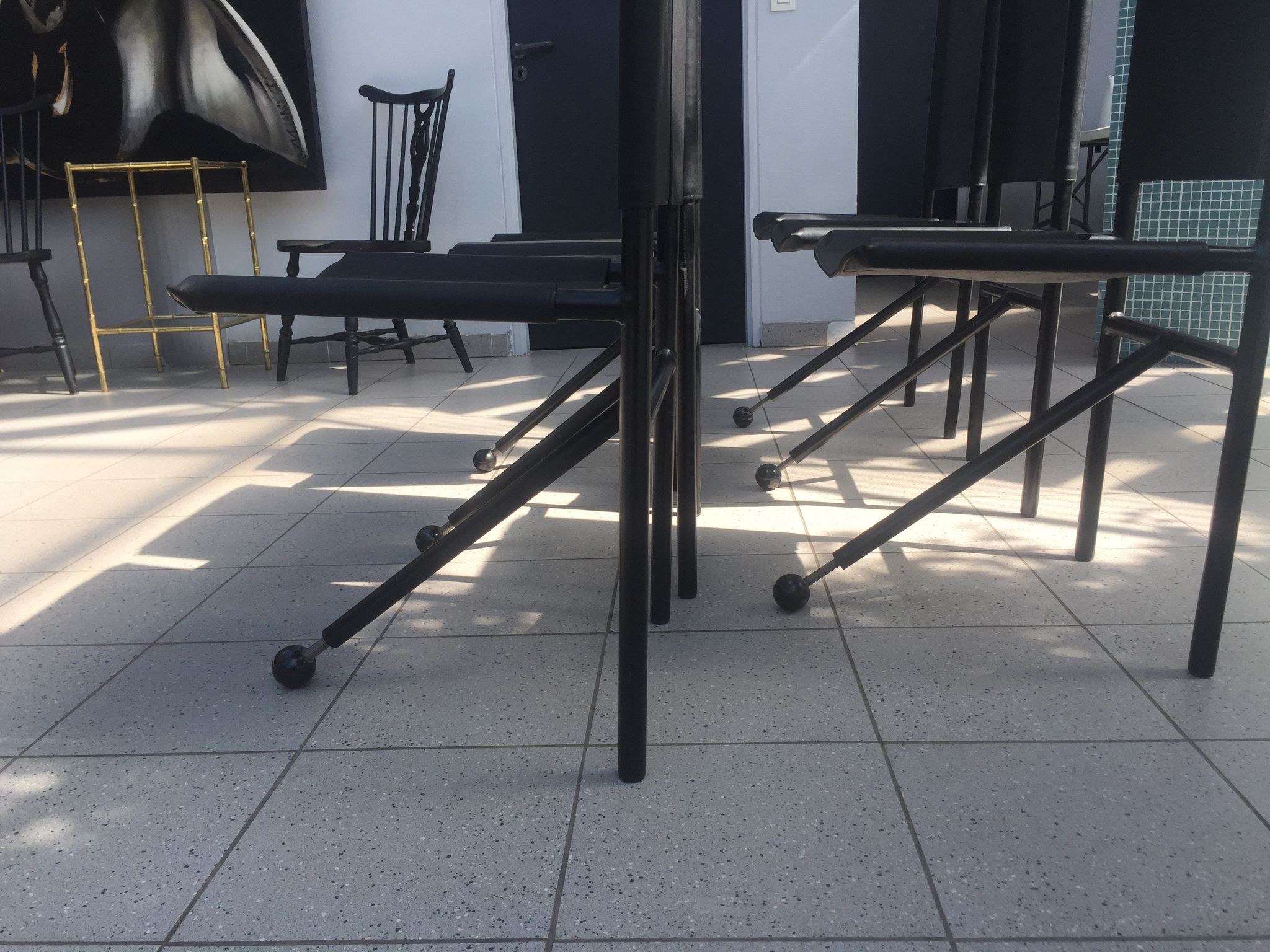 Set of 6 dining room chairs with tripod legs in grained leather and metal 1970