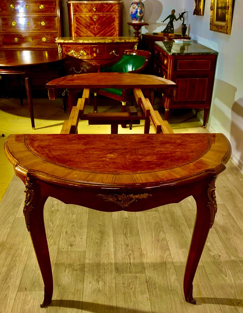 Round table style louis xv, marquetry of rosewood, possibility of extensions.